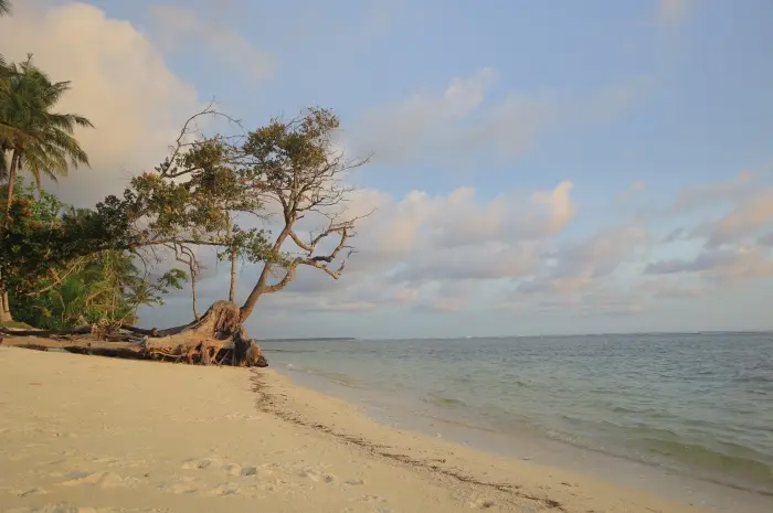 Pantai Menarik di Singkawang yang Menyuguhkan Keindahan Alam Laut dan Suasana Santai