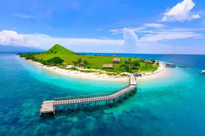 Wisata Pantai di Nusa Tenggara Barat, Dari Pantai Pasir Putih Hingga Spot Surfing